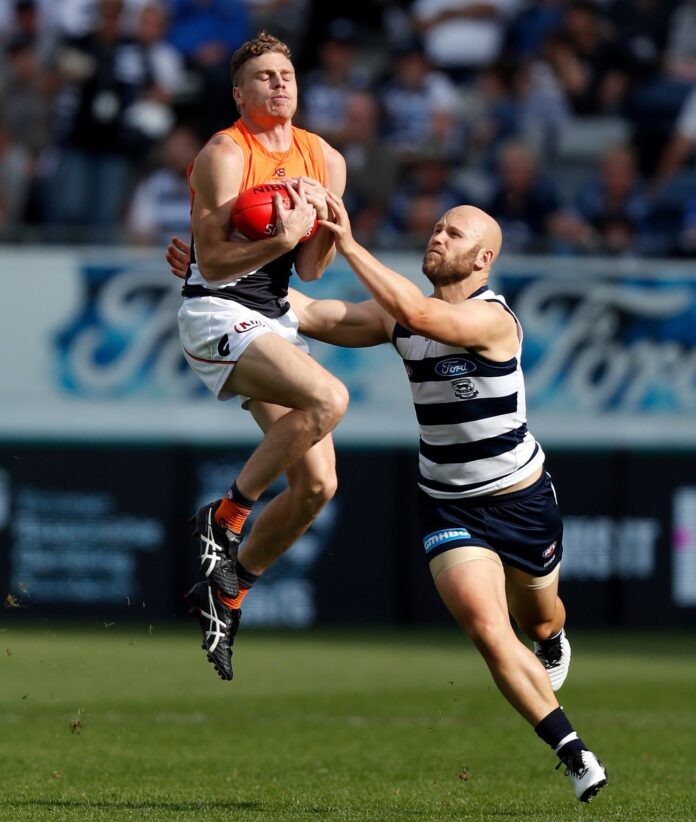 giants and cats player going for the ball