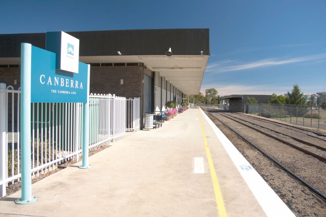 Canberra_railway_station_platform