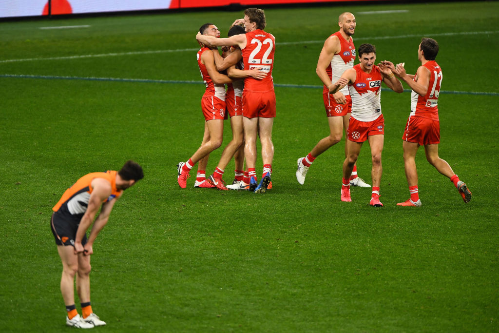 sydney swans players celebrating against the Giants