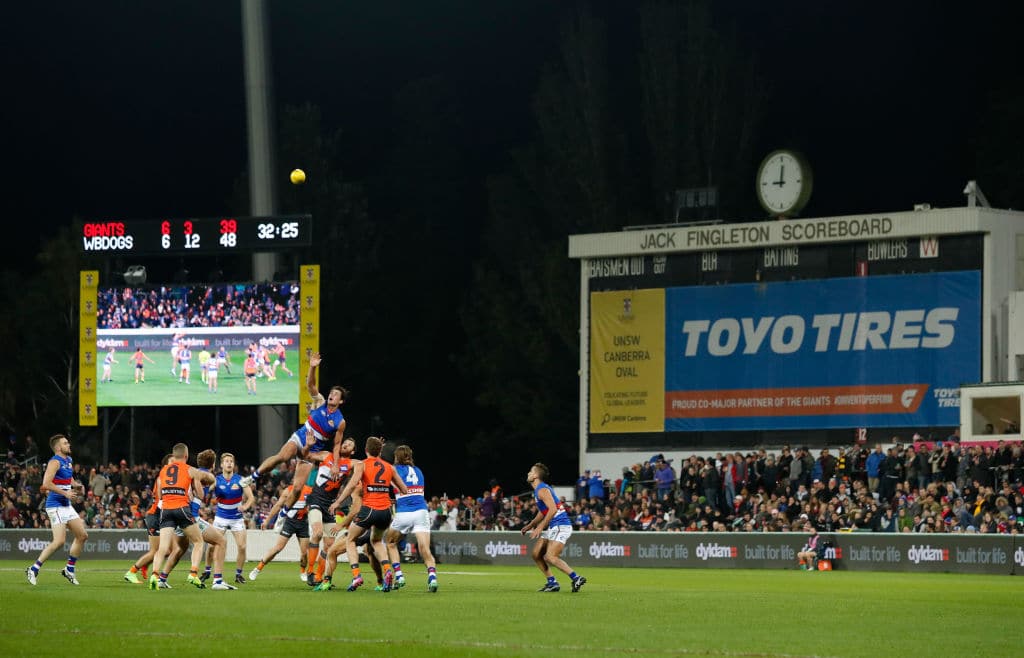 A general view during the 2017 AFL round 06 match between the GWS Giants and the Bulldogs.