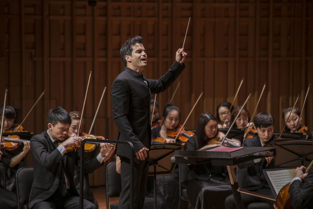 Dane Lam conducting the Xi'an Symphony Orchestra.
