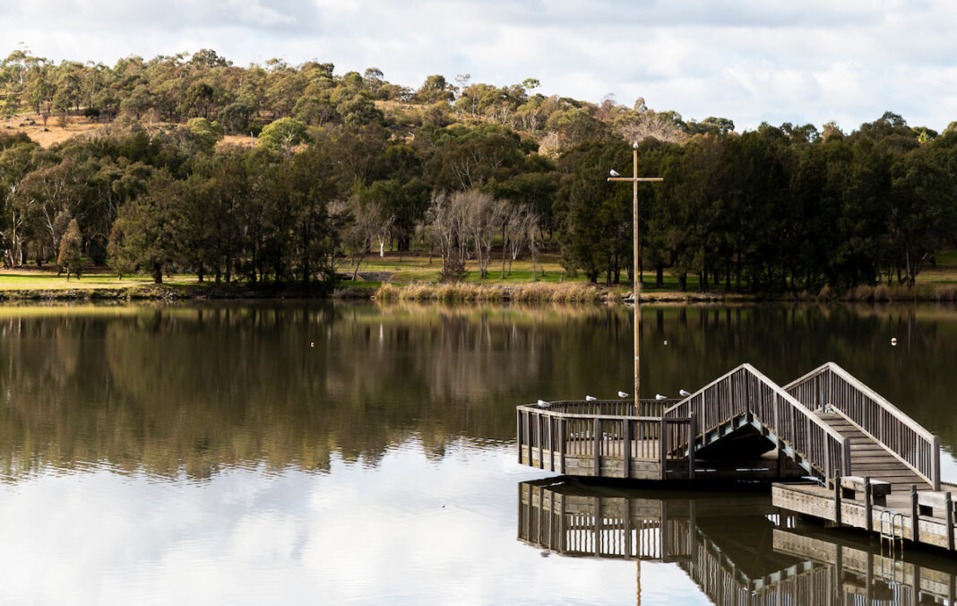 Lake Tuggeranong has been issued an extreme blue-green algae warning