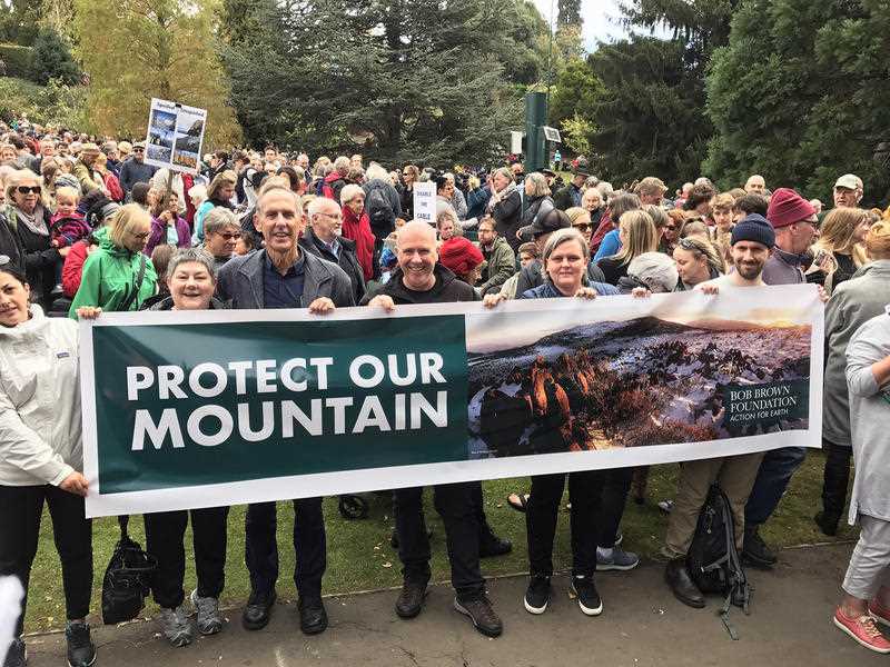 Thousands of protesters pack a Hobart park to rally against a plan to build a cable car up Mt Wellington