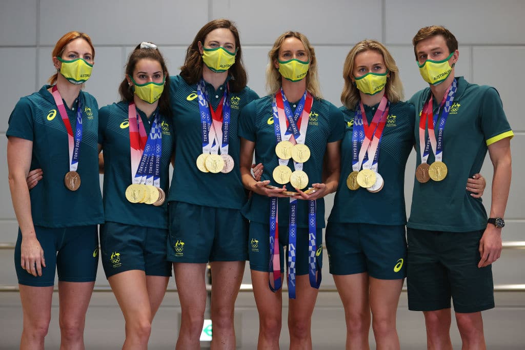 TOKYO, JAPAN - AUGUST 02: (L-R) Medallists Emily Seebohm, Kaylee McKeown, Cate Campbell, Emma McKeon, Ariarne Titmus and Izaac Stubblety-Cook of Team Australia pose for a photo with their medals after the Australian Swimming Medallist press conference on day ten of the Tokyo Olympic Games on August 02, 2021 in Tokyo, Japan. (Photo by James Chance/Getty Images)