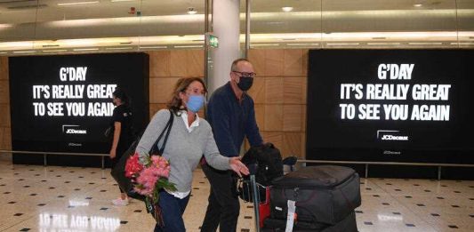 Passengers wearing masks at Sydney International Airport arrivals hall